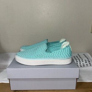 UGG Kids Caplan Slip-On Light Blue Shoes Girls’ size 3.5 //heel to toe 9.75 in.